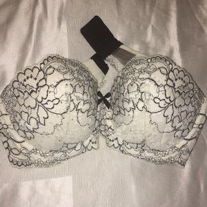 Victoria’s Secret strapless bra